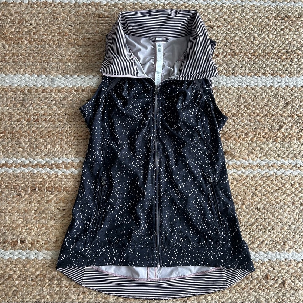 Lululemon Go The Distance Vest Butterfly Texture Mink
Berry Black